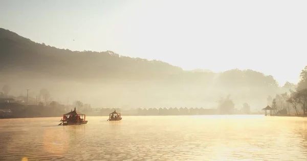 Barco Estilo Tradicional Chinês Lago Rio Com Nevoeiro Nebuloso Manhã — Fotografia de Stock