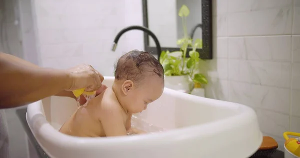 Χαρούμενο Μικρό Χαριτωμένο Ασιατικό Μωρό Χαρά Μπάνιο Στην Μπανιέρα Και — Φωτογραφία Αρχείου