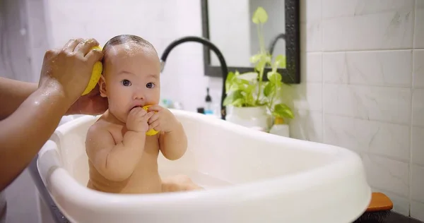 Glücklich Kleine Süße Asiatische Babyfreude Baden Badewanne Und Spielen Wasser — Stockfoto