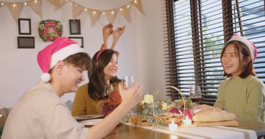 Asyalı grup arkadaşları, Noel 'i kutlamak için içkilerine ve tezahüratlarına tezahürat eder. Şerefe, evdeki bir Noel partisinde bir araya gelirler.