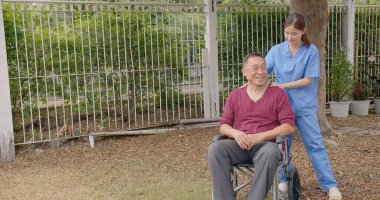 Yetişkin Erkek Hastalara Bakım ve Bakım yapan Asyalı Kadın Hemşire, Ayaktaki Yaraların İyileşme Süresinde Hemşire Yetkilendirme Yaşlıları İyileşme Yolculuğunda