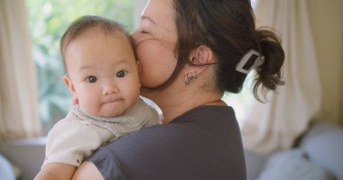 Yakın portre genç anne kucak kucak kucak kucak kucak kucak kucak küçük bebek, sevgi dolu Asyalı anne kucak kucak kucak kucak kucak küçük bebek, rahatlayın şefkatli aile kavramı