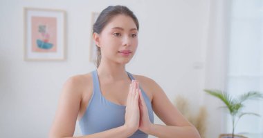 Güzel genç bir kadın huzur, zindelik ya da ruhsal sağlık için meditasyon yoga yapıyor. Denge, farkındalık ve sağIık ve evde dinlenme, nefes alma ve zihinsel eğitim.,