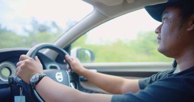 Asyalı Adam Eller direksiyona tutunur Araba sürerken, Sürücü Güvenliği ve Otomotiv Kontrolü, Yol Macerası