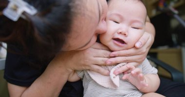 Yakın portre genç anne kucak kucak kucak kucak kucak kucak kucak kucak kucak küçük Asyalı anne kucak kucak kucak kucak kucak kucak kucak kucak küçük bebek, rahatlama şefkatli aile anı kavramı annelik kavramı