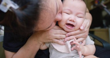 Yakın portre genç anne kucak kucak kucak kucak kucak kucak kucak kucak kucak küçük Asyalı anne kucak kucak kucak kucak kucak kucak kucak kucak küçük bebek, rahatlama şefkatli aile anı kavramı annelik kavramı