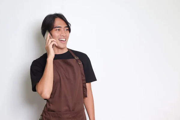 Porträtt Attraktiv Asiatisk Barista Man Brunt Förkläde Har Samtal Samtidigt — Stockfoto
