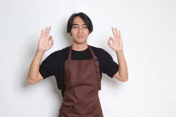 Porträtt Attraktiv Asiatisk Barista Man Brunt Förkläde Visar Hand Gest — Stockfoto