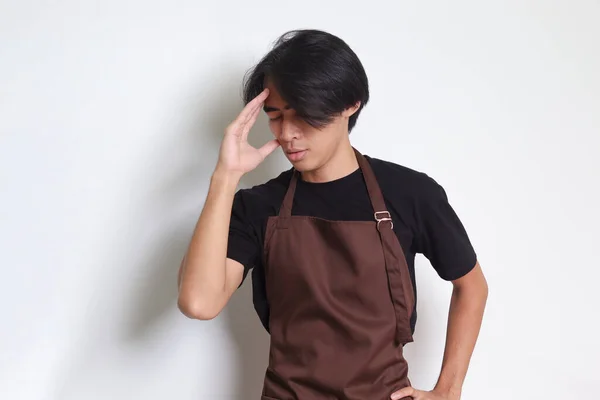 Retrato Atraente Homem Barista Asiático Avental Marrom Segurando Mão Testa — Fotografia de Stock