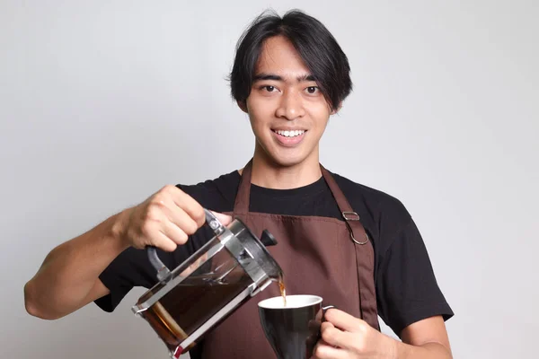 Porträtt Attraktiv Asiatisk Barista Man Brunt Förkläde Hälla Kaffe Kopp — Stockfoto