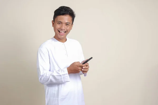 Портрет Привлекательного Азиатского Мусульманина Белой Рубашке Держащего Мобильный Телефон Улыбкой — стоковое фото