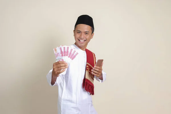 Portrét Atraktivního Asijského Muslima Bílé Košili Ukazující Sto Tisíc Rupií — Stock fotografie