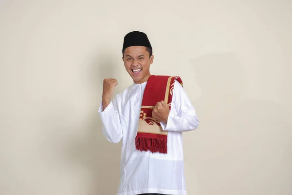 Retrato Atraente Homem Muçulmano Asiático Camisa Branca Levantando Punho Celebrando — Fotografia de Stock