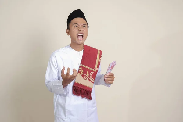 Retrato Homem Muçulmano Asiático Atraente Camisa Branca Fazendo Gesto Raiva — Fotografia de Stock