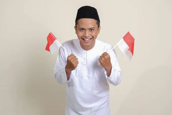 Portret Atrakcyjnego Muzułmanina Azjatyckiego Białej Koszuli Czaszką Trzymającego Flagę Indonezji — Zdjęcie stockowe