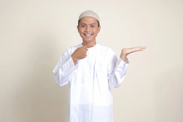 Retrato Del Atractivo Hombre Musulmán Asiático Camisa Blanca Con Gorra — Foto de Stock