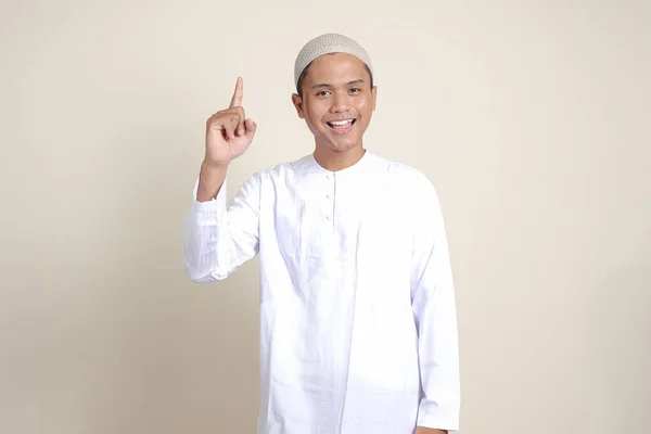 Porträtt Attraktiv Asiatisk Muslimsk Man Vit Skjorta Som Pekar Upp — Stockfoto