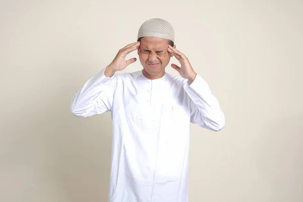 Porträtt Attraktiva Asiatiska Muslimska Mannen Vit Skjorta Med Migrän Röra — Stockfoto
