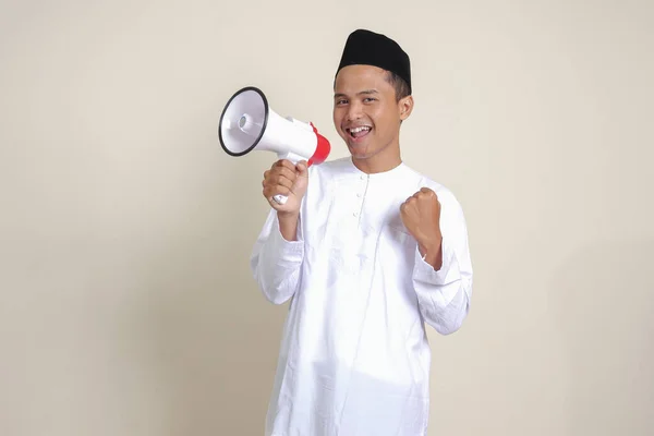 Retrato Del Atractivo Hombre Musulmán Asiático Camisa Blanca Con Gorra —  Fotos de Stock