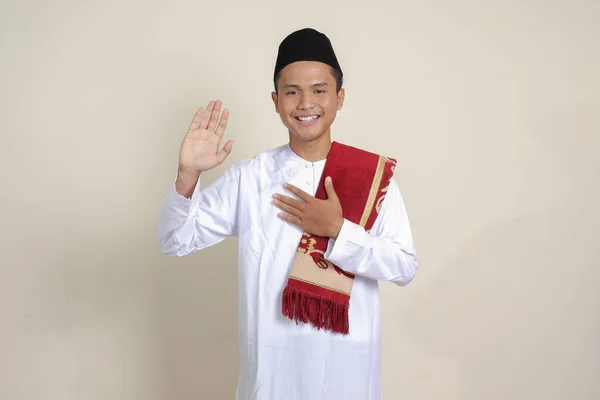 Πορτρέτο Του Ελκυστικού Ασιάτη Μουσουλμάνο Λευκό Πουκάμισο Σκούφο Ορκίζεται Χέρια — Φωτογραφία Αρχείου