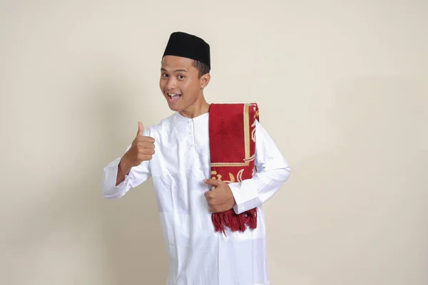 Retrato Homem Muçulmano Asiático Atraente Camisa Branca Mostrando Polegar Para — Fotografia de Stock