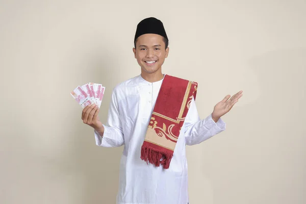 Ritratto Attraente Uomo Musulmano Asiatico Camicia Bianca Che Mostra Centomila — Foto Stock