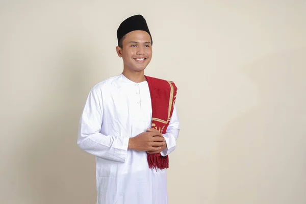 有魅力的亚洲穆斯林男子穿着白衬衫 面带笑容 自信地看着镜头 灰色背景上的孤立图像 — 图库照片