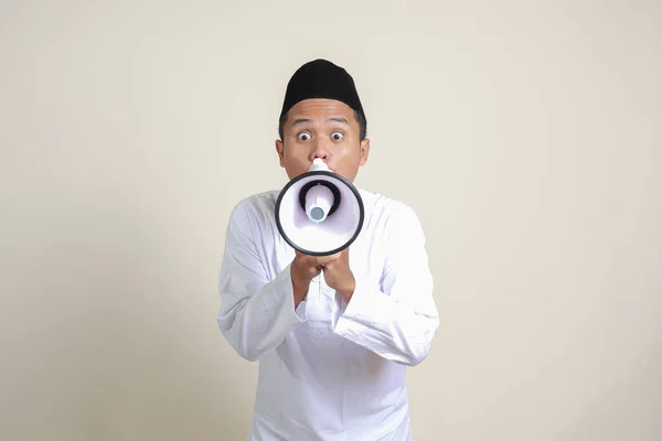 Πορτρέτο Των Ελκυστικών Ασιατικών Μουσουλμάνων Άνθρωπος Λευκό Πουκάμισο Skullcap Μιλώντας — Φωτογραφία Αρχείου