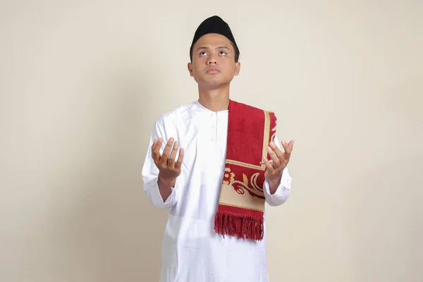 Retrato Homem Muçulmano Asiático Atraente Camisa Branca Com Crânio Orando — Fotografia de Stock
