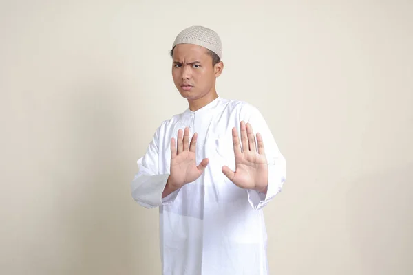 Portrét Atraktivního Asijského Muslima Bílé Košili Lebkou Tvoří Gesto Ruky — Stock fotografie