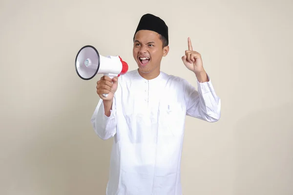 Portret Atrakcyjnego Muzułmanina Azjatyckiego Białej Koszuli Czaszką Mówiącego Głośniej Pomocą — Zdjęcie stockowe