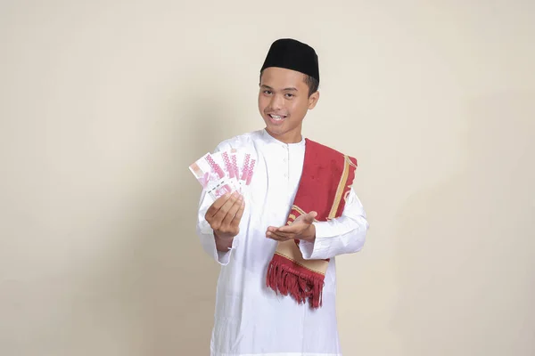 Retrato Atractivo Hombre Musulmán Asiático Camisa Blanca Que Muestra Cien —  Fotos de Stock