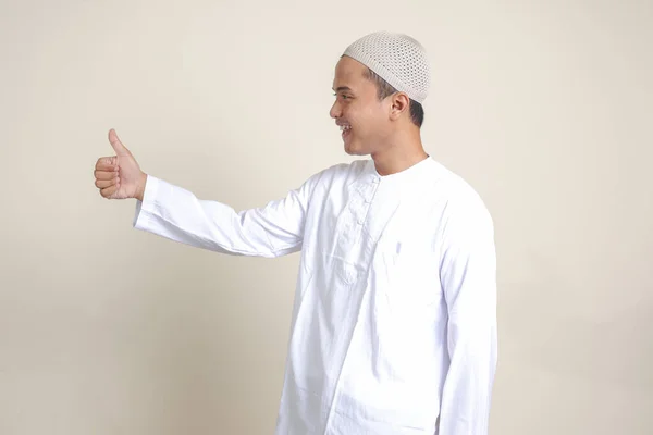 Retrato Atractivo Hombre Musulmán Asiático Camisa Blanca Mostrando Pulgar Hacia — Foto de Stock