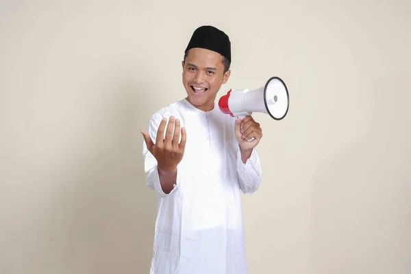 Ritratto Attraente Uomo Musulmano Asiatico Camicia Bianca Con Copricapo Che — Foto Stock