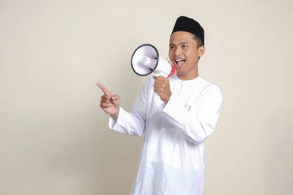 Portrait Homme Musulman Asiatique Attrayant Chemise Blanche Avec Bonnet Crâne — Photo
