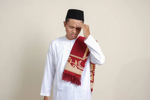 Portret Atrakcyjnego Muzułmanina Azjatyckiego Białej Koszuli Migreną Dotykającego Jego Świątyni — Zdjęcie stockowe