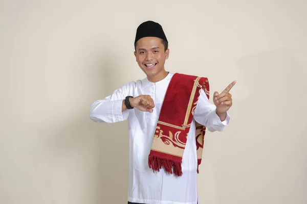 Portret Van Aantrekkelijke Aziatische Moslim Man Wit Shirt Kijkend Polshorloge — Stockfoto