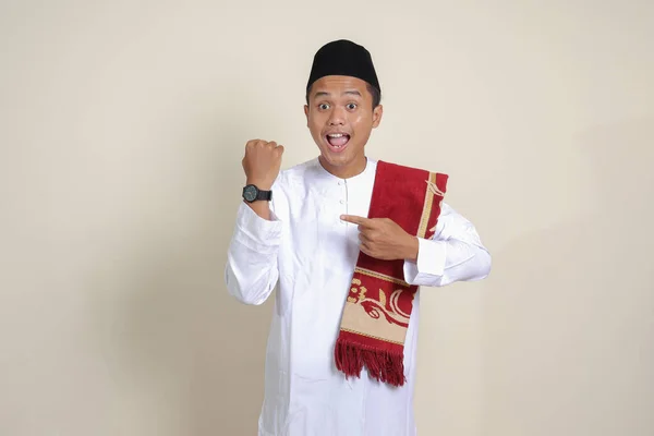 Retrato Atractivo Hombre Musulmán Asiático Camisa Blanca Mirando Reloj Pulsera — Foto de Stock