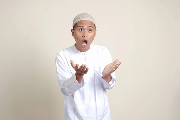 Retrato Homem Muçulmano Asiático Atraente Camisa Branca Mostrando Produto Apontando — Fotografia de Stock