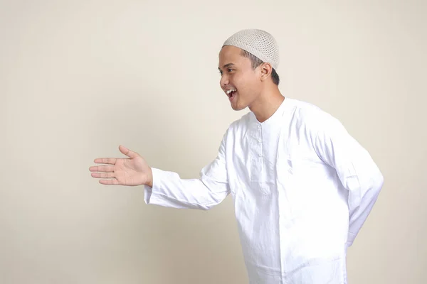 Potret Pria Muslim Asia Yang Menarik Berbaju Putih Mengulurkan Tangannya — Stok Foto