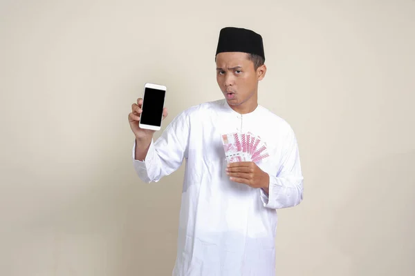 Portret Atrakcyjnego Muzułmanina Azjatyckiego Białej Koszuli Czaszką Pokazującą Sto Tysięcy — Zdjęcie stockowe