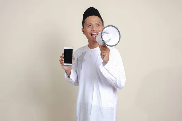 Portret Atrakcyjnego Muzułmanina Azjatyckiego Białej Koszuli Pokazujący Prezentujący Pusty Ekran — Zdjęcie stockowe