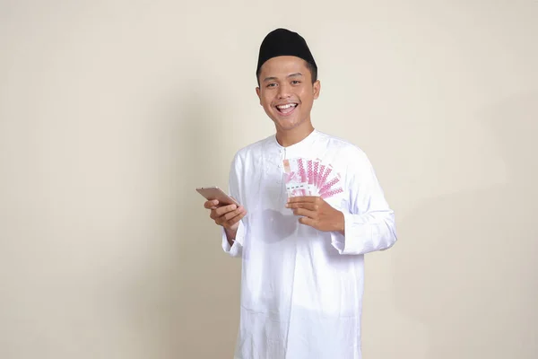 Portret Van Een Aantrekkelijke Aziatische Moslim Man Wit Shirt Met — Stockfoto