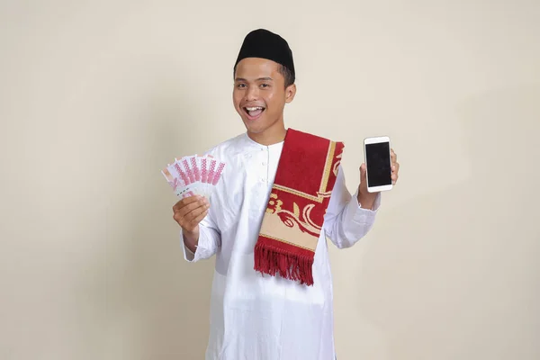 Potret Pria Muslim Asia Yang Mengenakan Kemeja Putih Dengan Penutup — Stok Foto