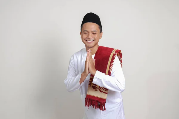 Potret Pria Muslim Asia Yang Menarik Berbaju Putih Dengan Penutup — Stok Foto
