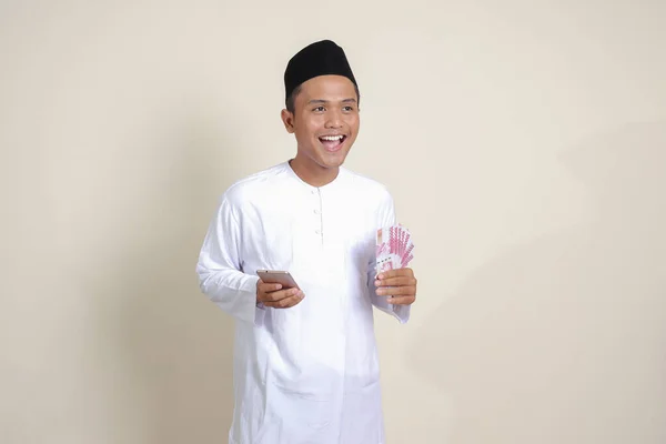 Retrato Homem Muçulmano Asiático Atraente Camisa Branca Mostrando Cem Mil — Fotografia de Stock