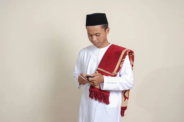 Retrato Homem Muçulmano Asiático Atraente Camisa Branca Segurando Telefone Celular — Fotografia de Stock