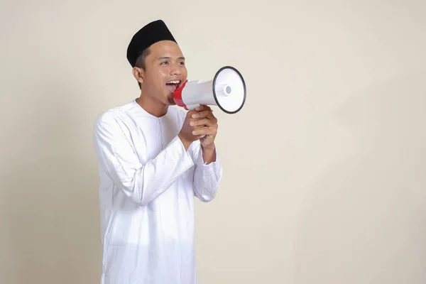 Portrait Attractive Asian Muslim Man White Shirt Skullcap Speaking Louder — Stock Photo, Image