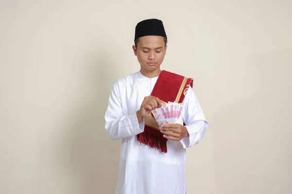 Retrato Atractivo Hombre Musulmán Asiático Camisa Blanca Mostrando Cien Mil —  Fotos de Stock