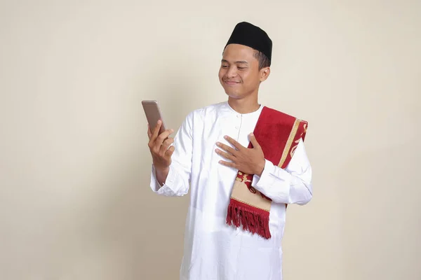 Beyaz Gömlekli Çekici Asyalı Müslüman Adamın Portresi Kendini Selfie Sini — Stok fotoğraf